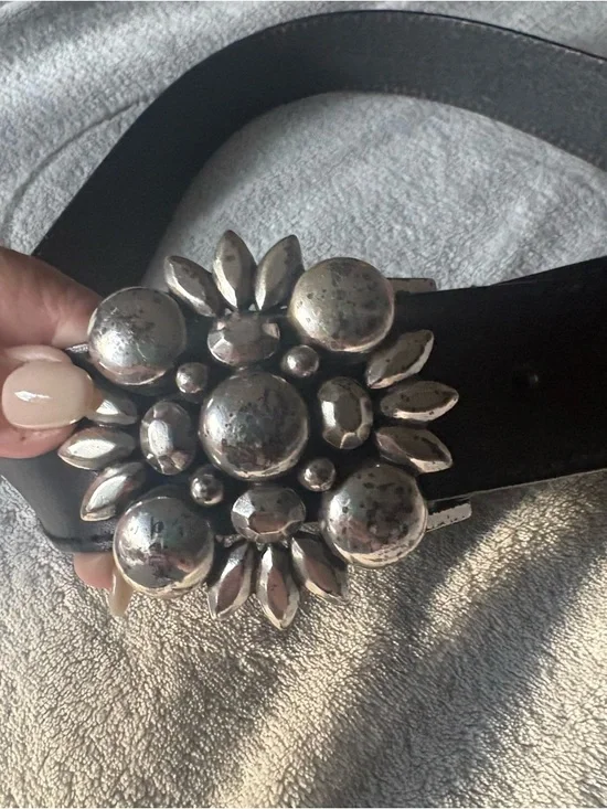 Michael Kors Women’s Black Leather Belt with Silver Floral Concho Buckle - Picture 2 of 7